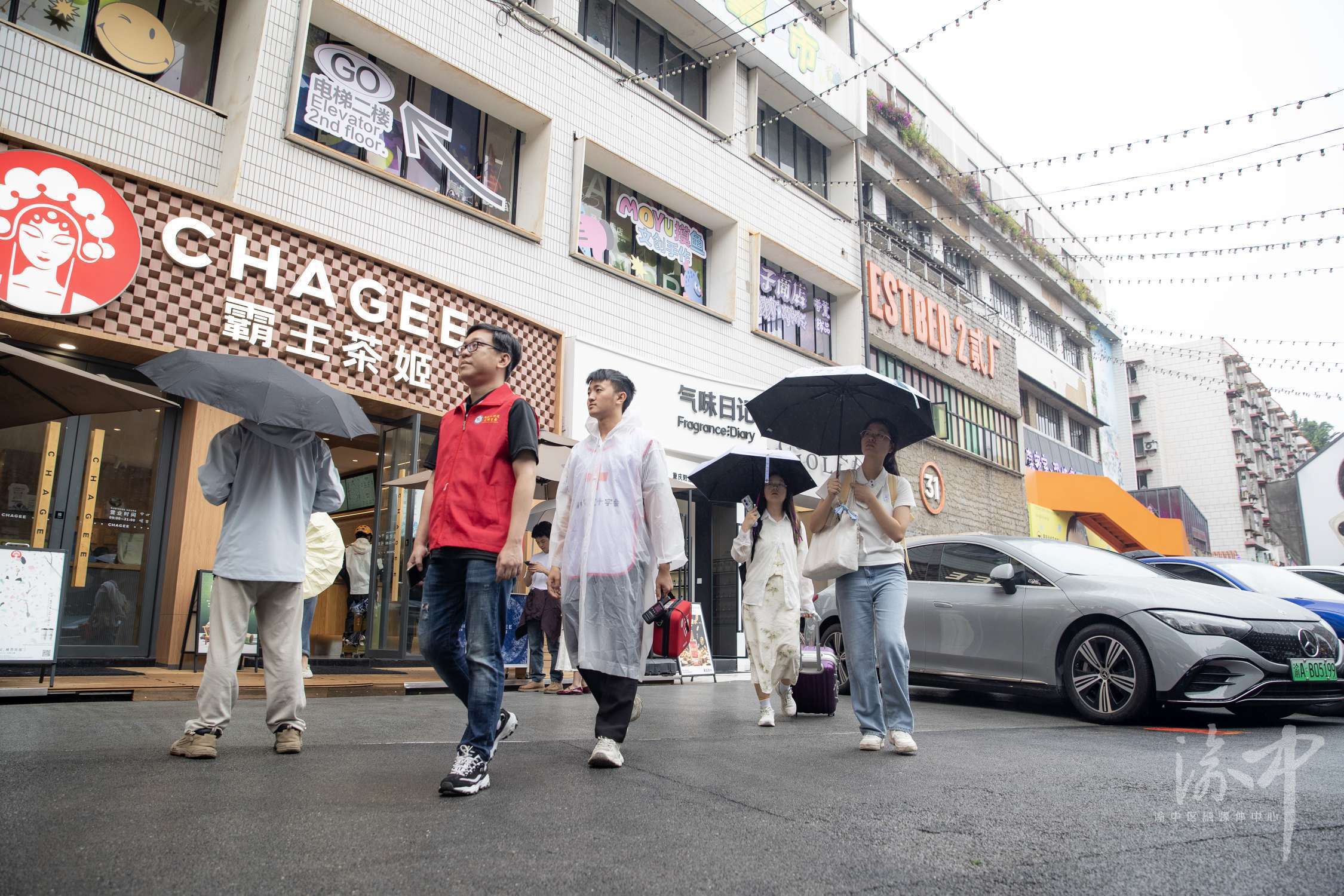 志愿者穿梭在鹅岭贰厂文创公园内，为市民游客提供服务。