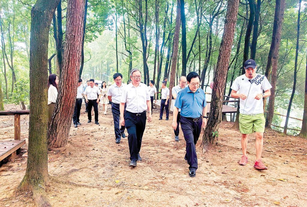康骞（前排中）代表在巴南区木洞镇考察调研乡村振兴工作