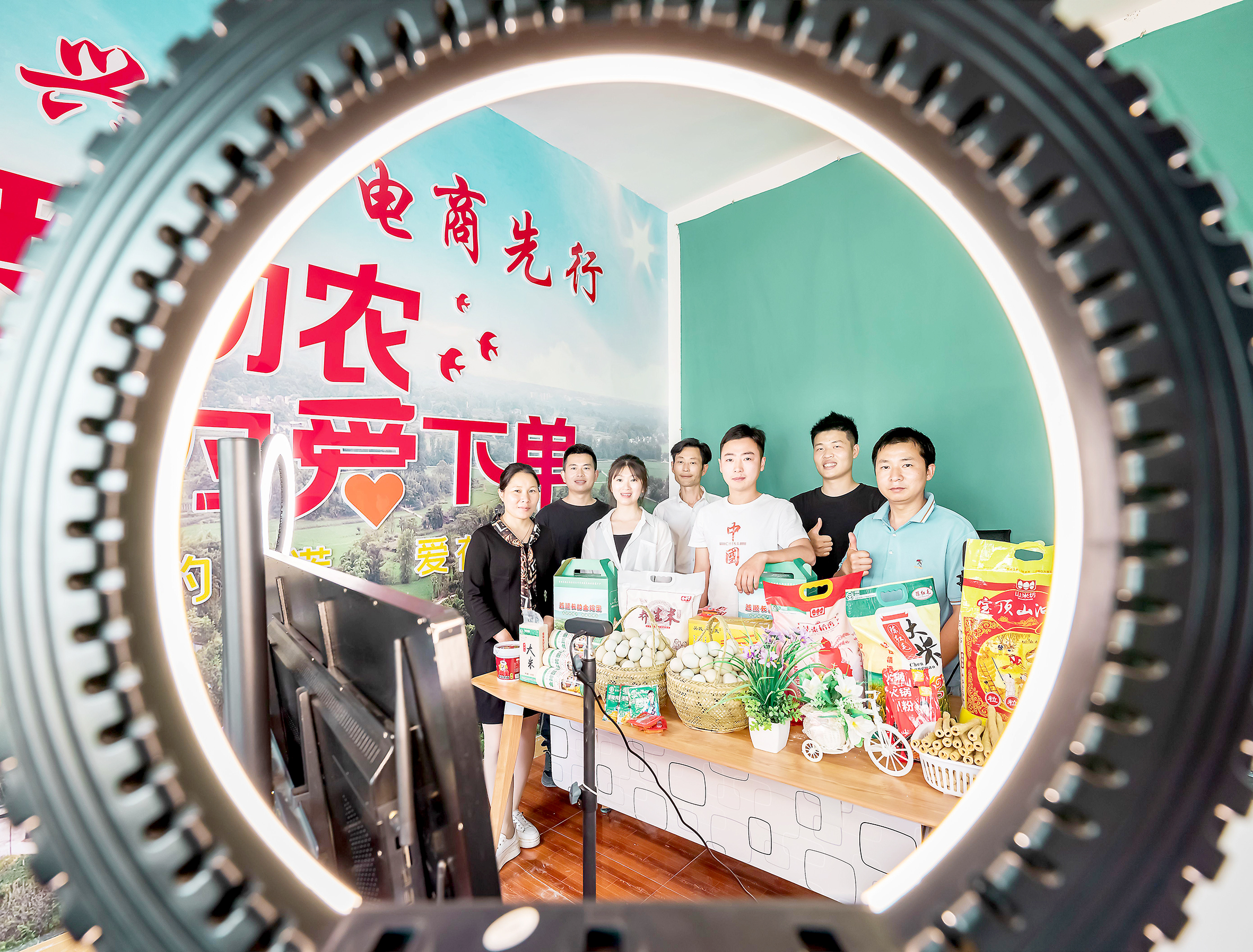 何成祥（后排中）和他的电商团队