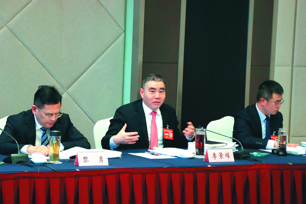 涪陵代表团代表审议发言。 记者 廖灿勇 摄
