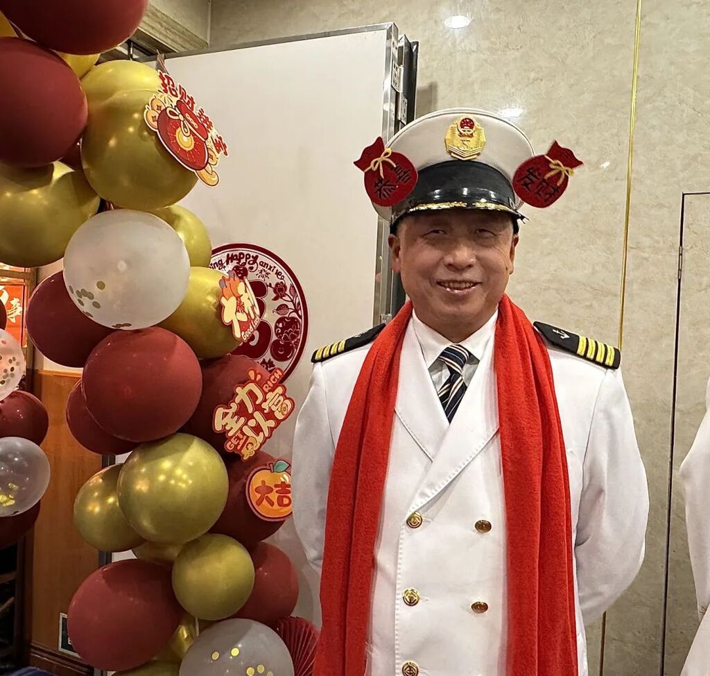 春节船长欢迎酒会中陈金船长与游客互动中