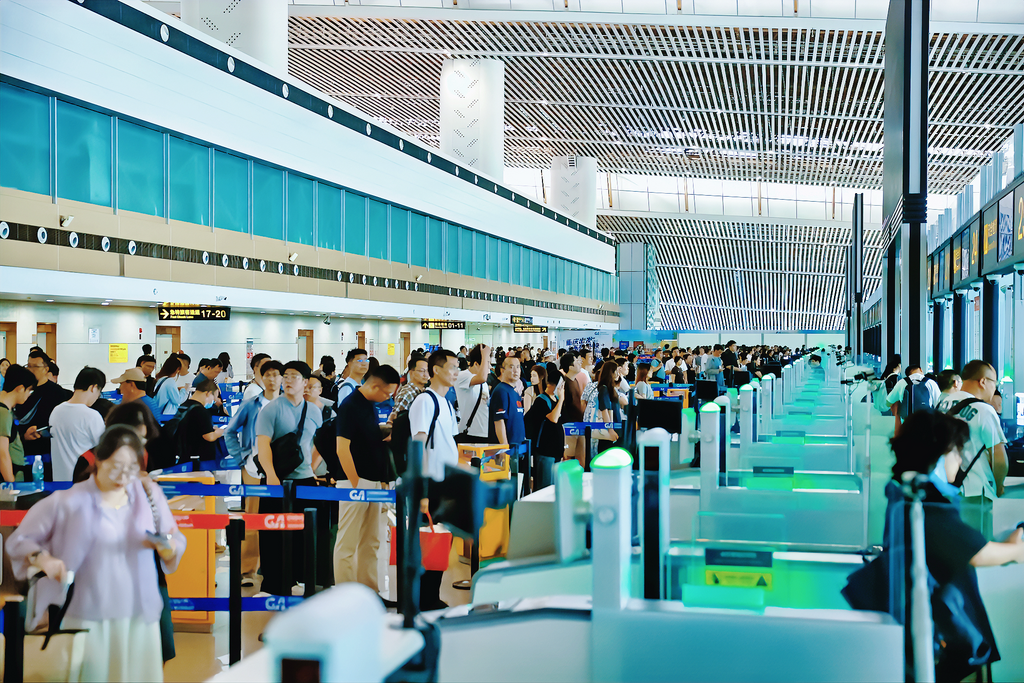 “双节”期间旅客出行。重庆江北国际机场供图