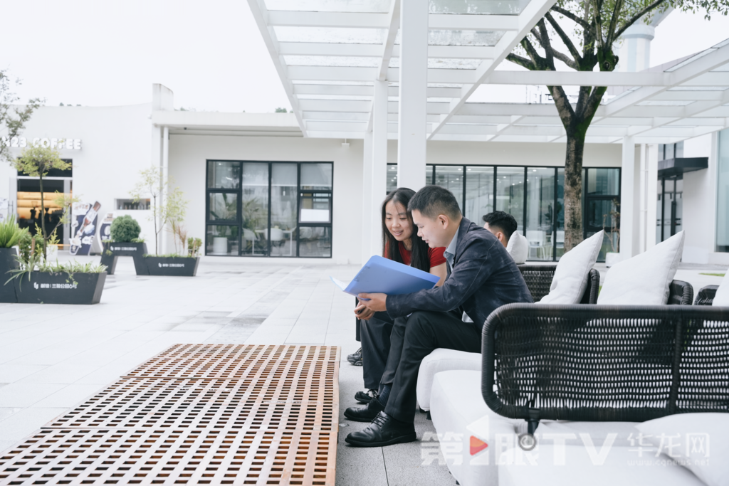 园区工作人员在公共区域洽谈工作。第1眼TV—华龙网记者辛飞 摄