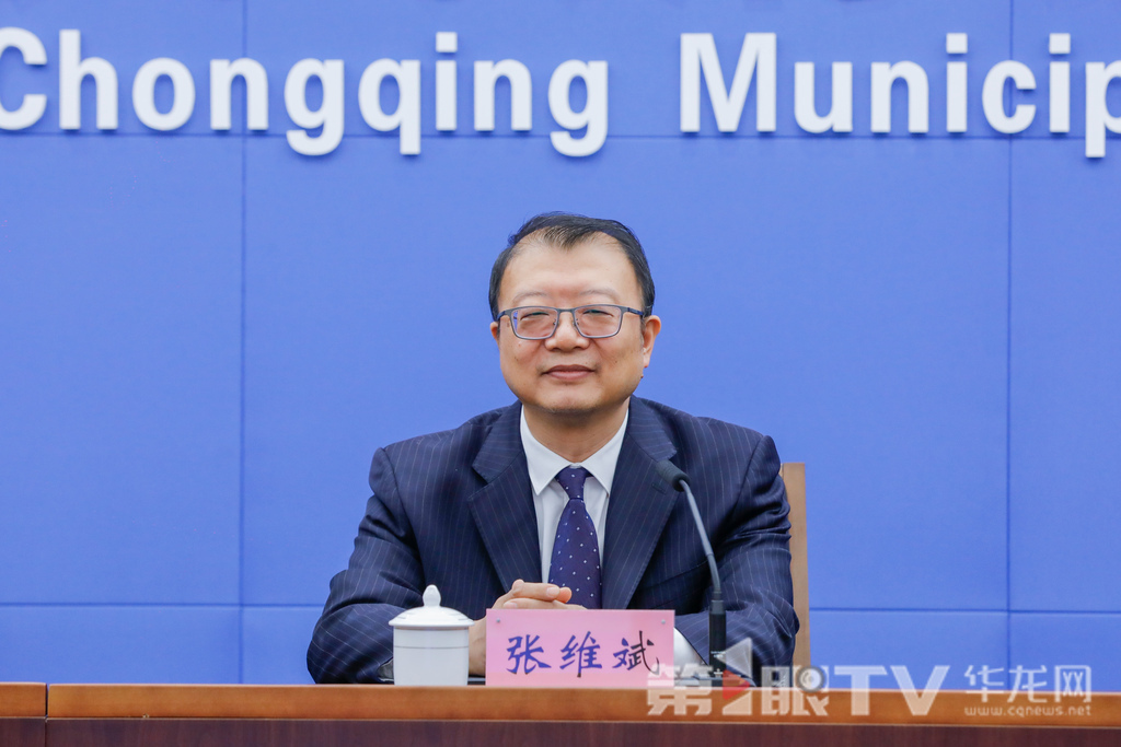 10月16日，“高质量完成‘十四五’规划 谱写中国式现代化重庆篇章”系列主题新闻发布会（第二十六场）举行，本场介绍“十四五”时期重庆卫生健康事业高质量发展成效。图为市卫生健康委党委书记、主任张维斌介绍有关情况。第1眼TV-华龙网记者 石涛 摄