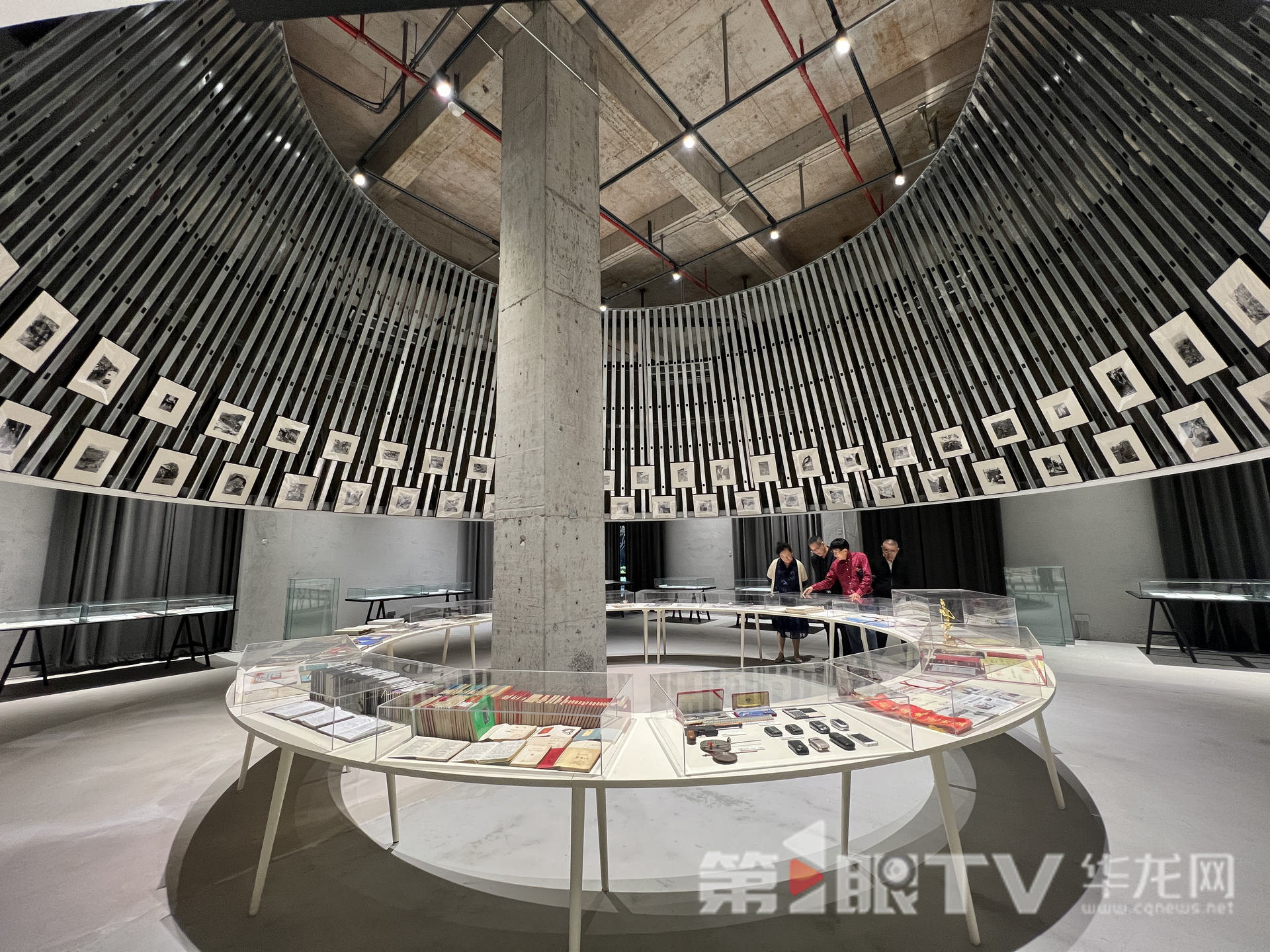 何智亚城市建设与历史文化名城保护文献展。第1眼TV-华龙网记者吴礼霜 摄