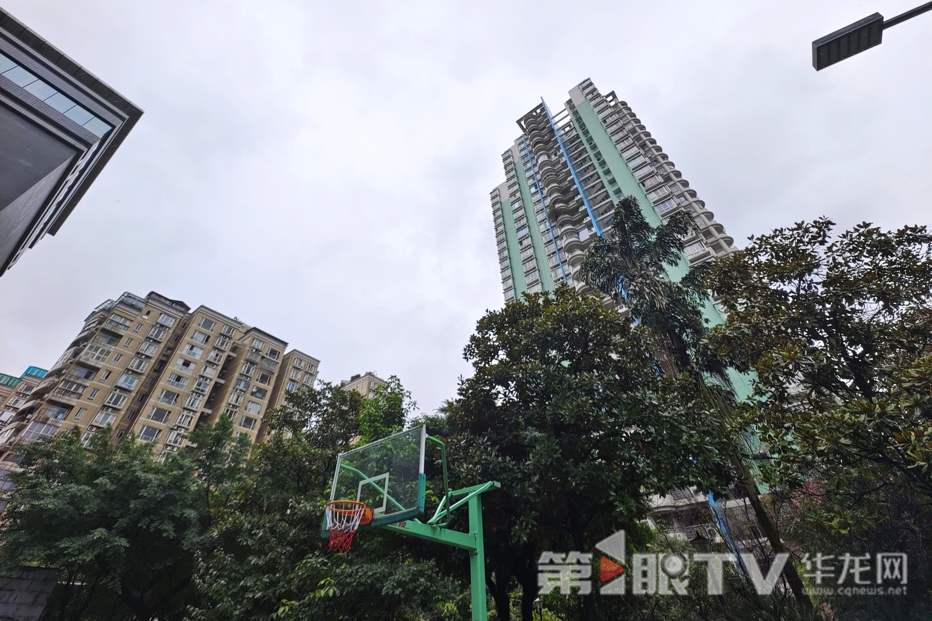 重庆中心城区今天有雨，体感温度凉爽。第1眼TV-华龙网记者 石涛 摄