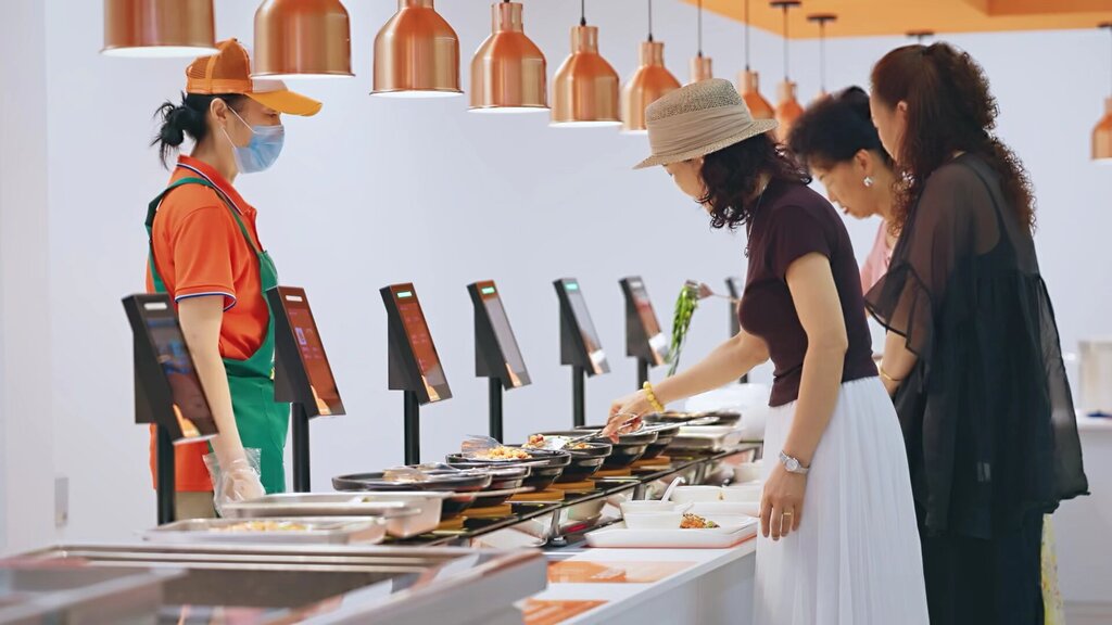 居民在数字食堂用餐。受访者供图