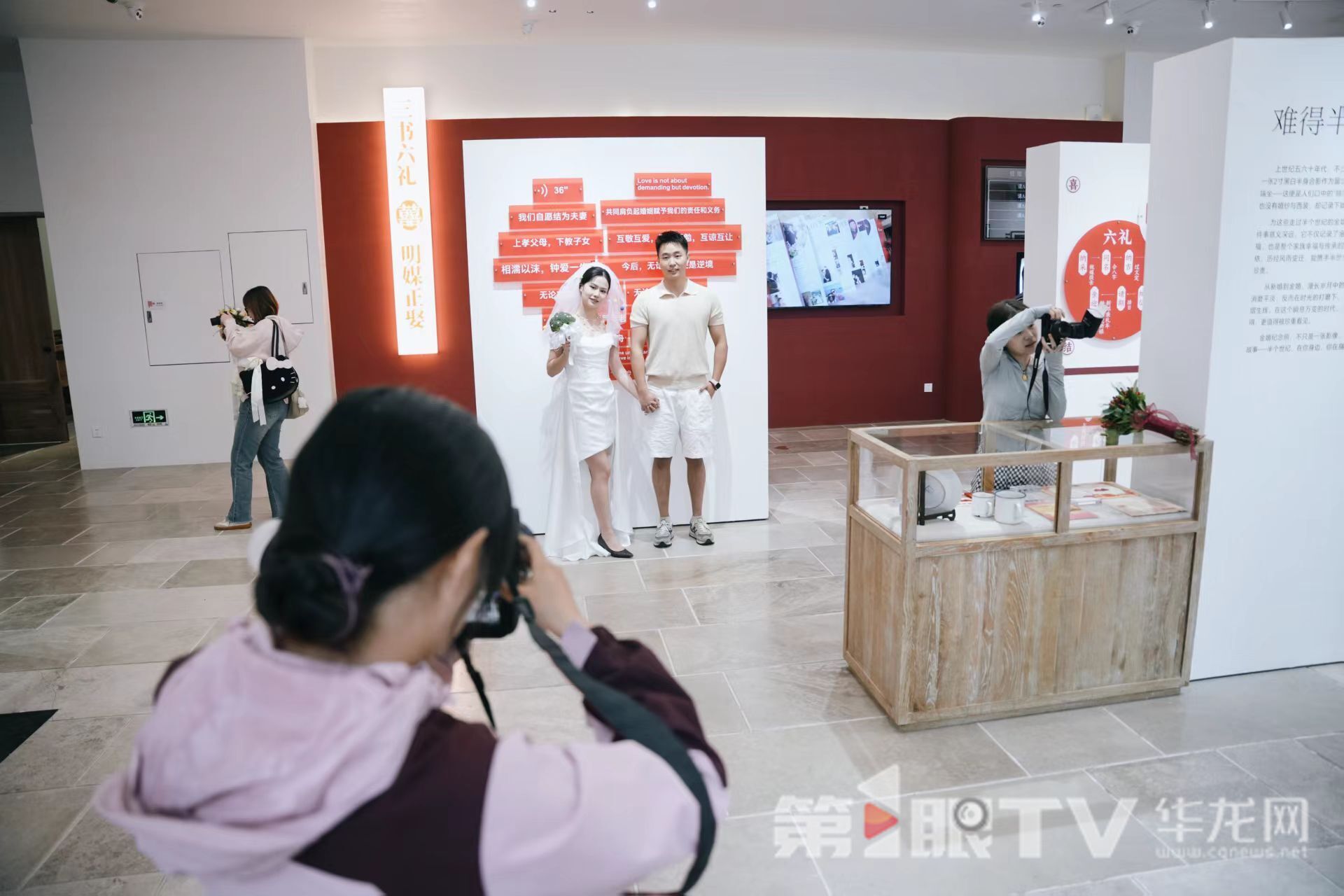 解放碑CBD婚姻登记中心运行第一天,吸引了众多情侣前来拍照打卡。第1眼TV-华龙网记者 辛飞 摄