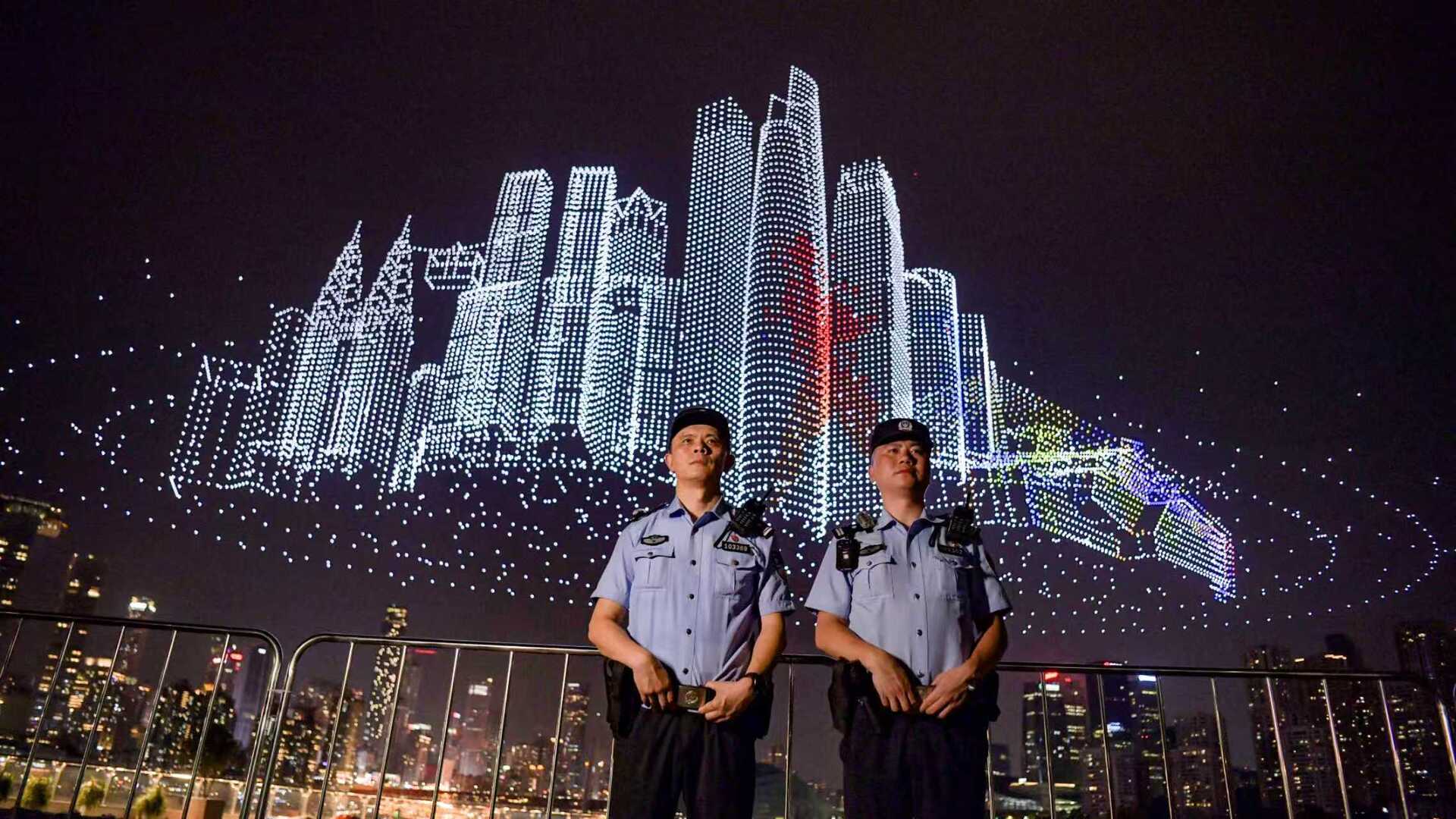 南岸区公安分局民警守护着观赏无人机灯光秀展演的市民及游客的安全。 警方供图