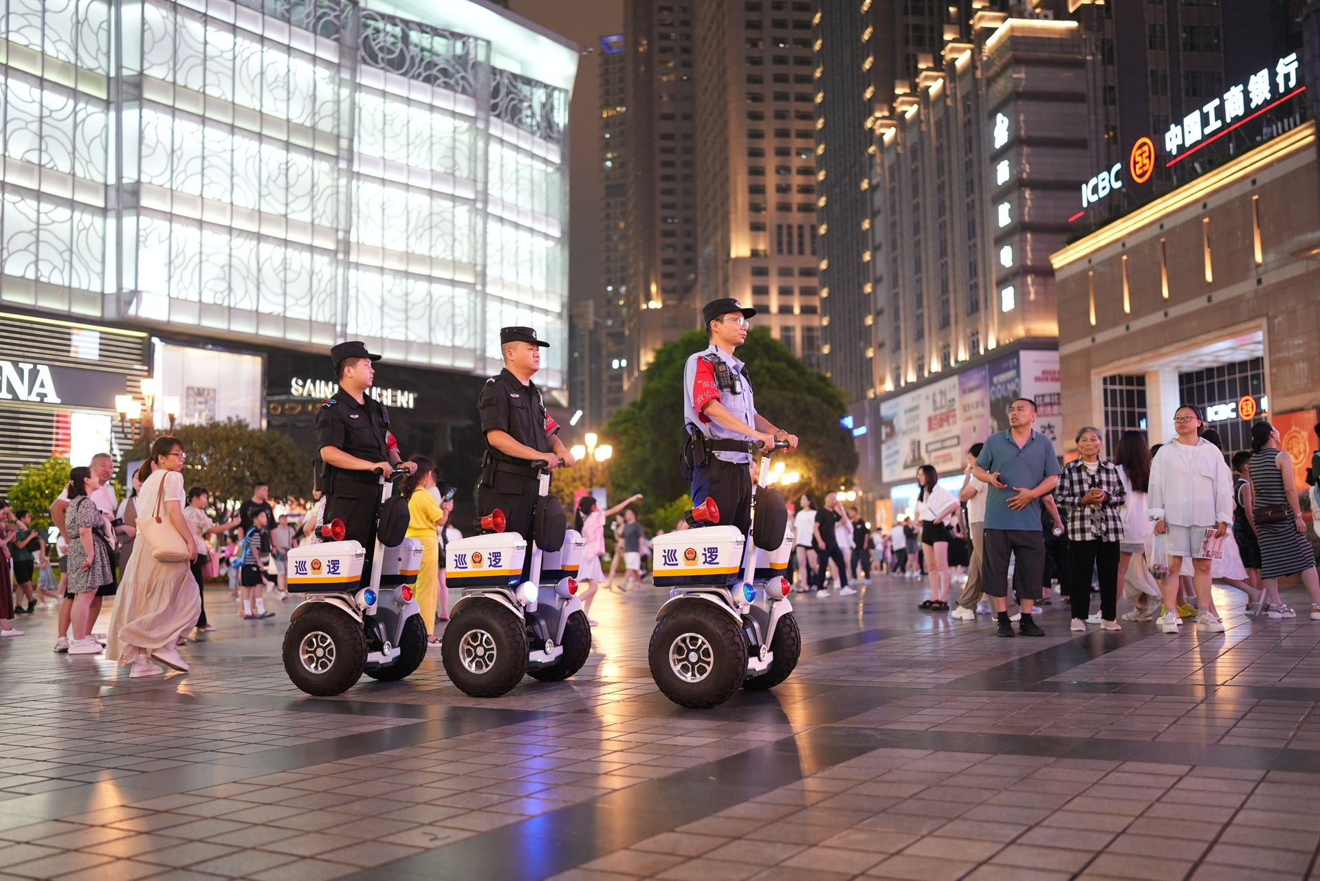 夜幕降临,渝中区公安分局民警在解放碑巡逻,守护市民及游客的安全。 警方供图