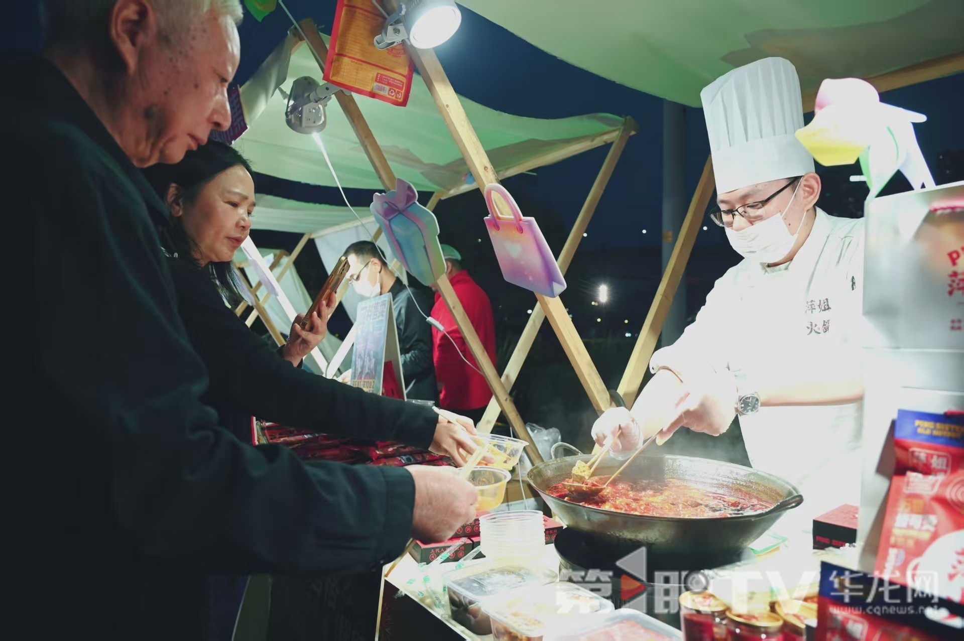 市民现场体验美食。 第1眼TV-华龙网记者 刘润 摄