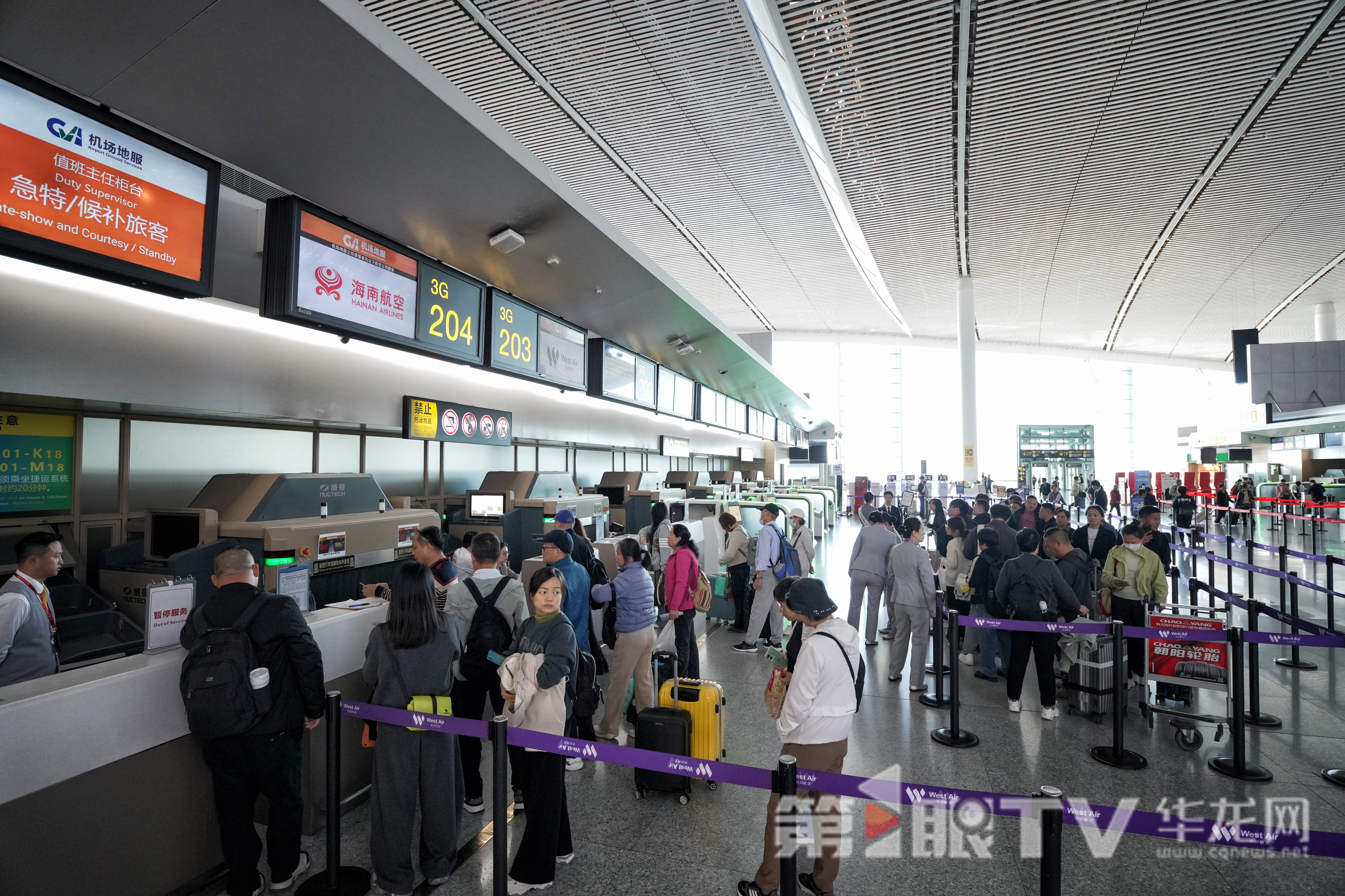 乘客办理乘机手续。第1眼TV-华龙网记者 李一鸣 摄