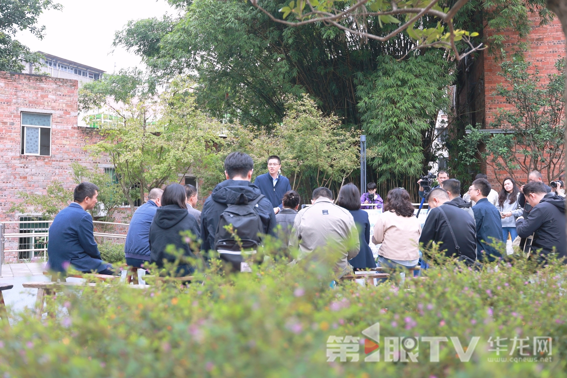 大伙儿正在为驿路口袋公园贡献“金点子”。第1眼TV-华龙网记者 罗盛杰 摄