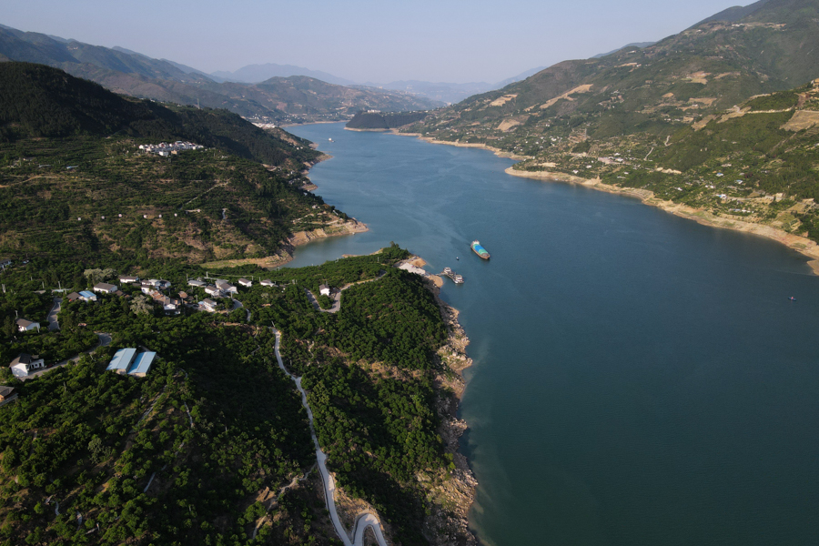 长江巫山段碧水青山如画。重庆市生态环境局供图