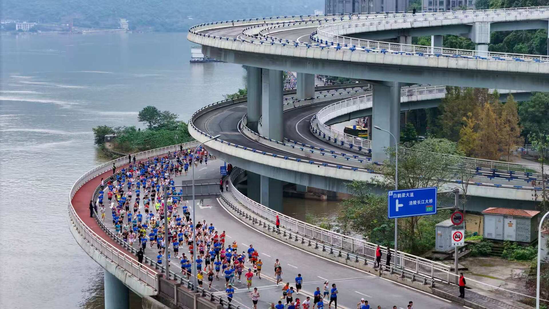 武陵山大裂谷杯2025重庆涪陵白鹤梁半程马拉松激情开跑。受访者供图