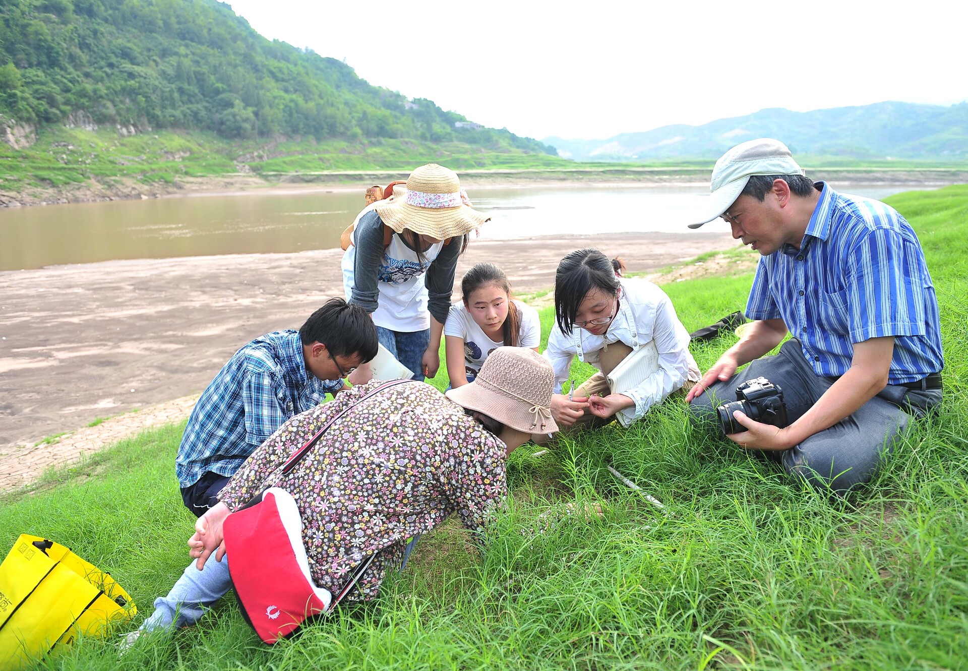 袁兴中（右1）在调研生态修复工作。重庆市生态环境局供图