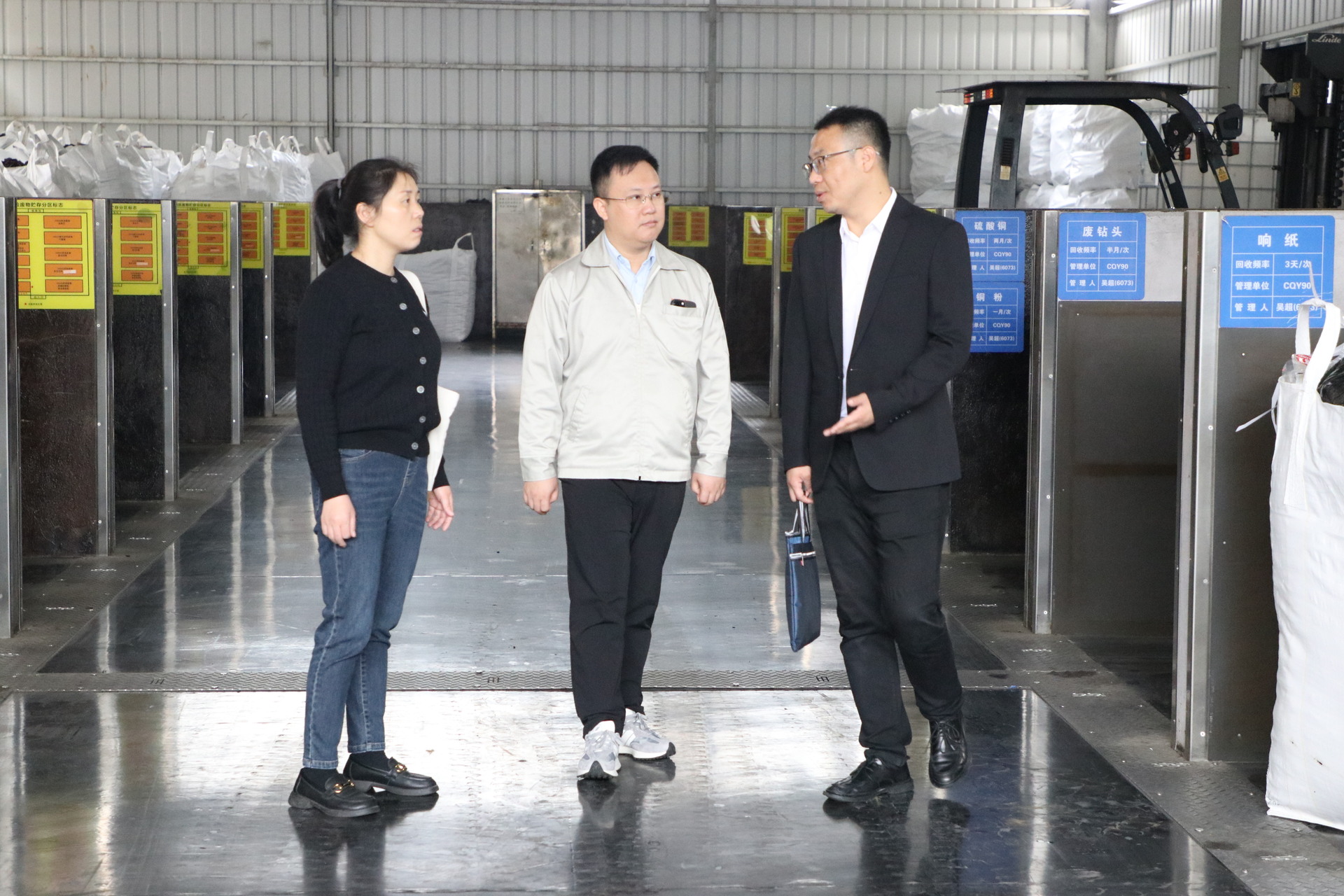 张春（右1）与企业沟通页岩气钻井岩屑综合利用工作。重庆市生态环境局供图