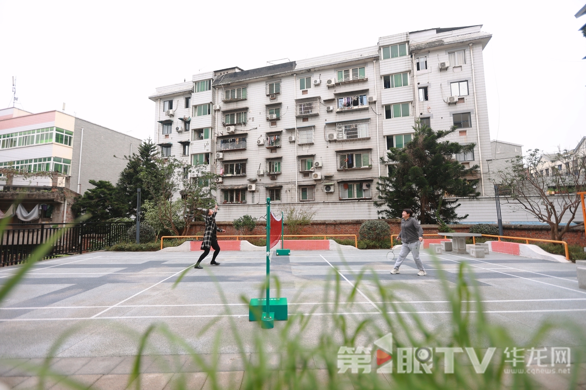 社区居民正在打羽毛球。第1眼TV-华龙网记者 罗盛杰 摄