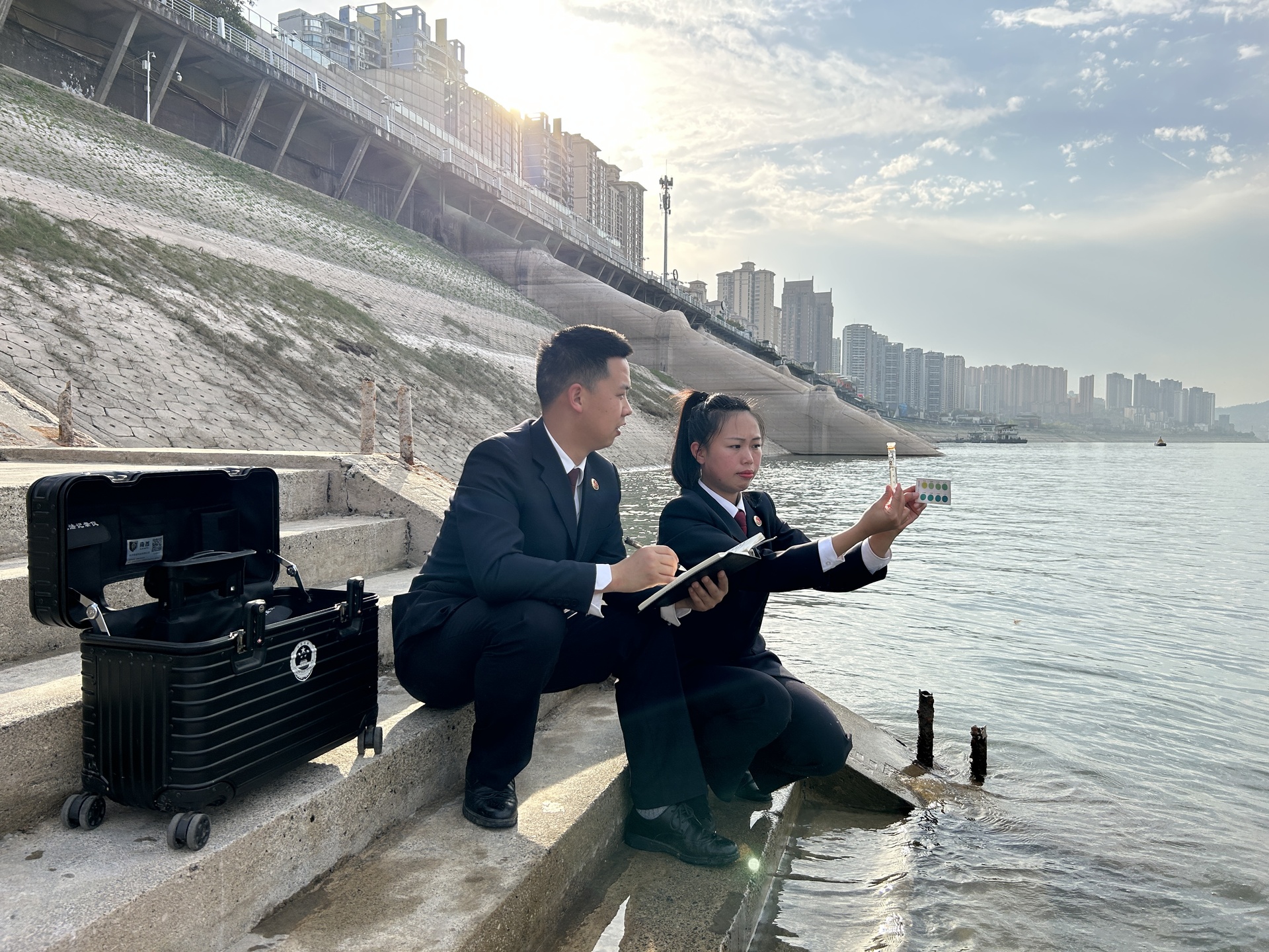 李姣（右1）在调查取样。重庆市生态环境局供图