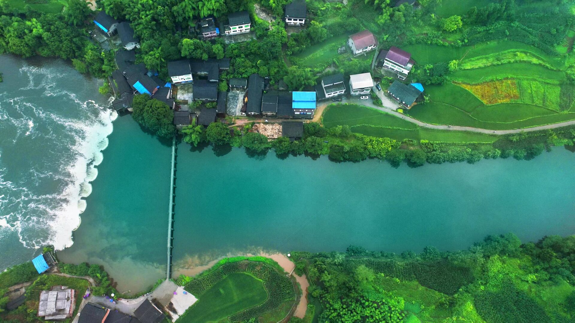 生态治理后,梁平区铜钵河碧水如画。重庆市生态环境局供图