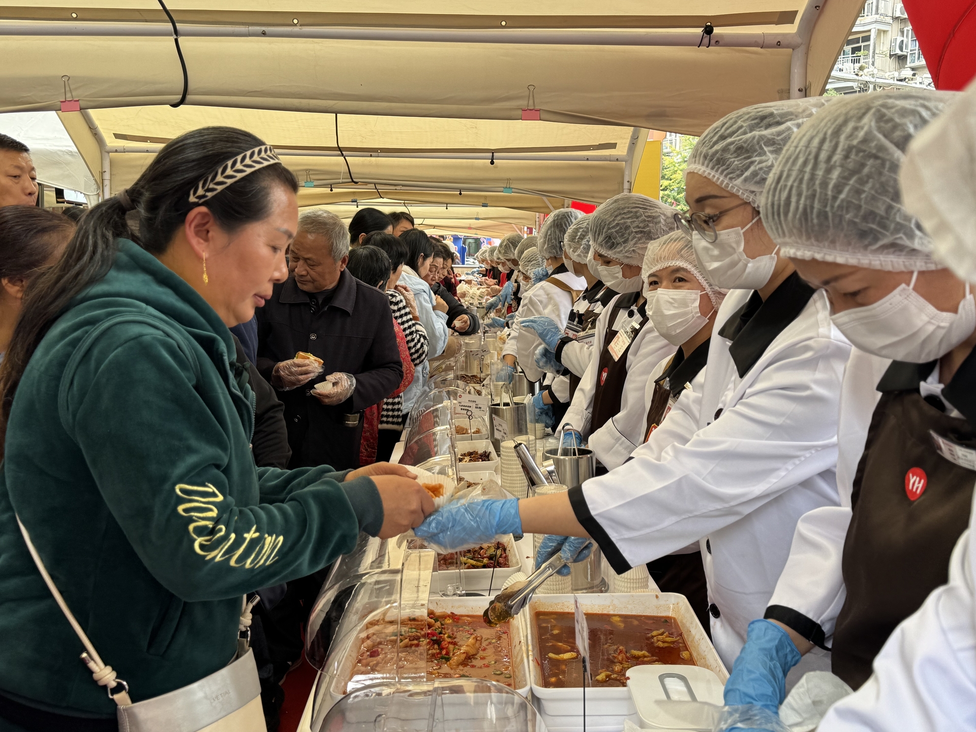 市民正在品尝。受访者供图