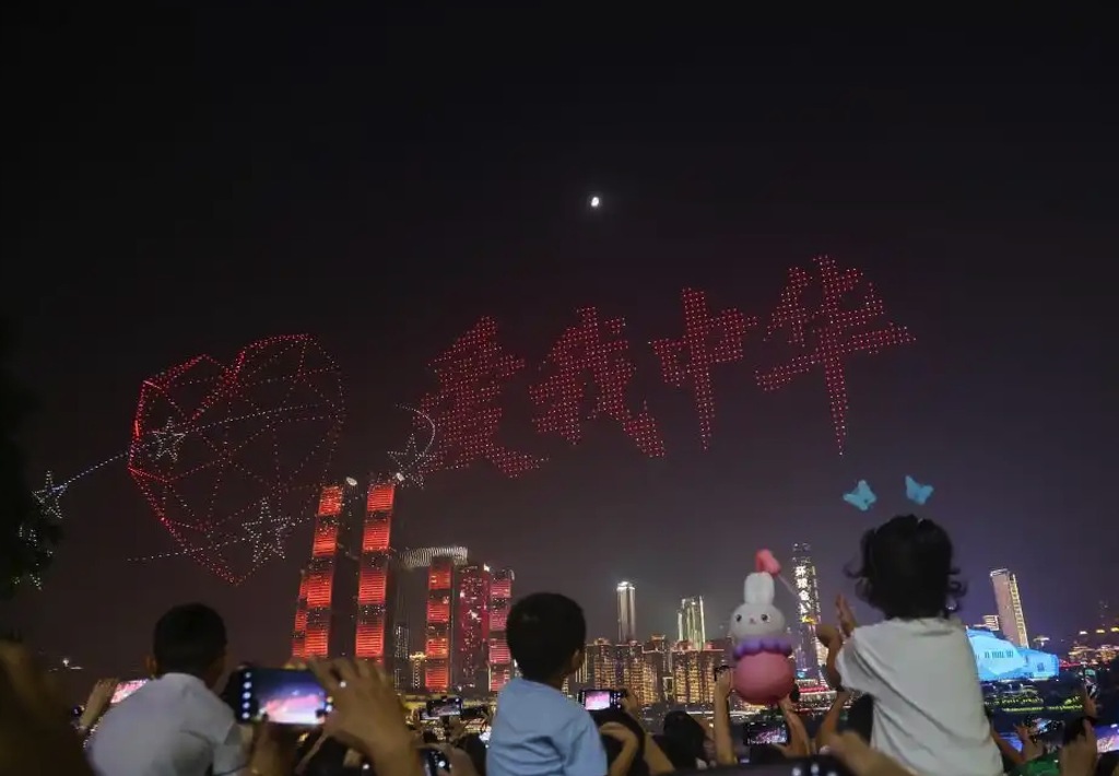10月1日,南滨路的无人机灯光秀为观众献上视觉盛宴。受访单位供图