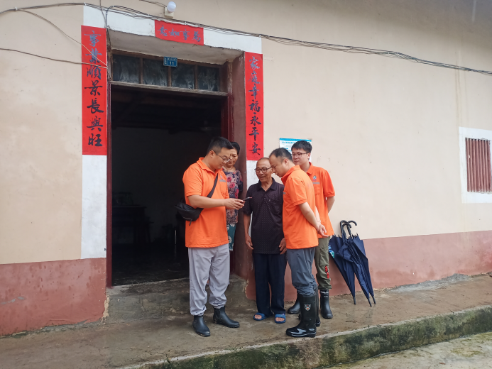 地质队员正在为群测群防员进行地质科普。受访者供图
