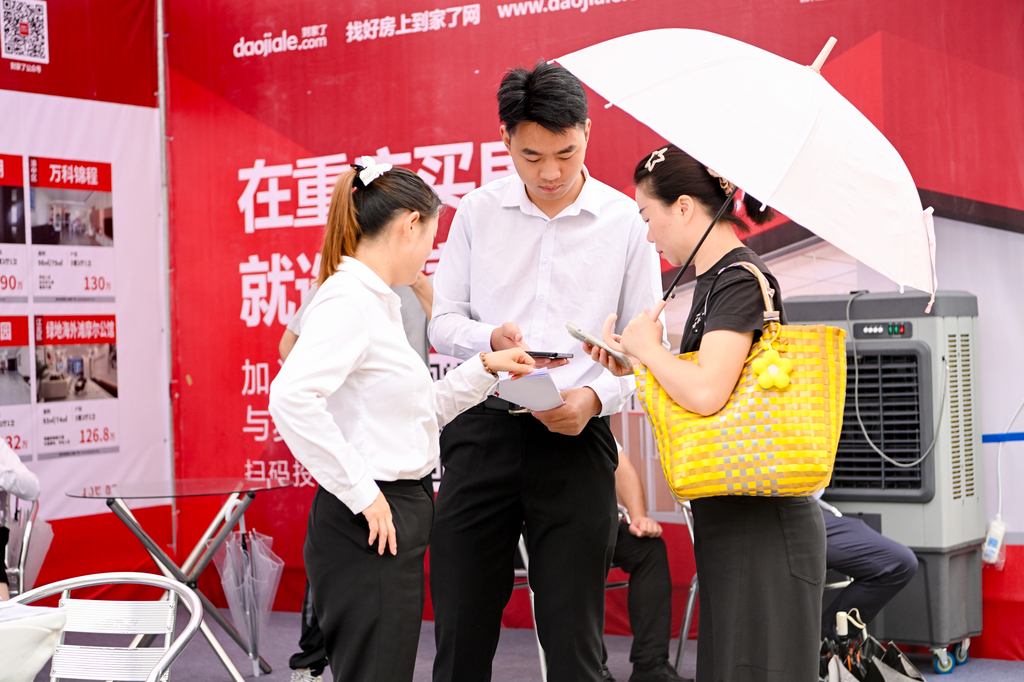 市民咨询二手房。受访单位供图