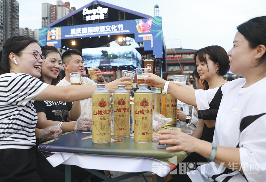 2025不夜重庆生活节，市民畅饮山城啤酒。第1眼TV-华龙网首席记者 李文科 摄