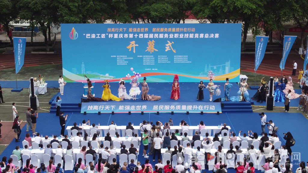 暖场表演节目精彩纷呈。第1眼TV-华龙网记者 罗盛杰 摄