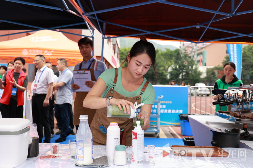 本次活动以“技高行天下 能强走世界 居民服务质量提升在行动”为主题。第1眼TV-华龙网记者 罗盛杰 摄