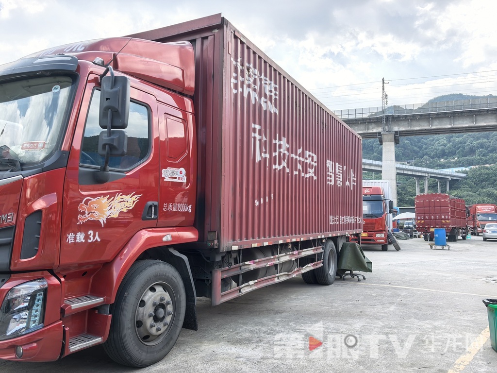 马家岩二手车交易市场内等待报废的车辆。第1眼TV-华龙网 陈雨 摄
