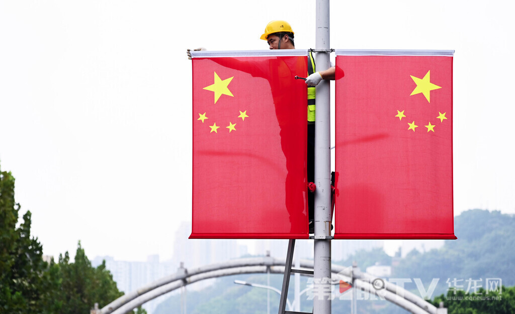工人在菜袁路悬挂国旗。第1眼TV-华龙网记者 刘润 摄