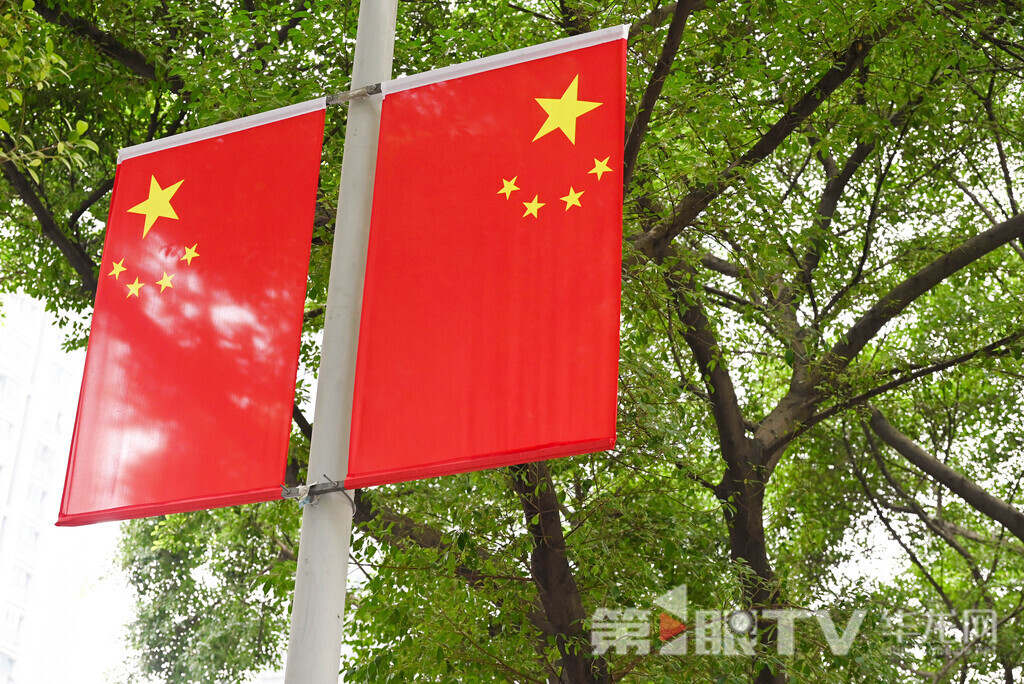 随着国庆佳节的临近，中心城区大街小巷高高挂起鲜艳的五星红旗，营造出浓厚的节日氛围。 第1眼TV-华龙网记者 刘润 摄