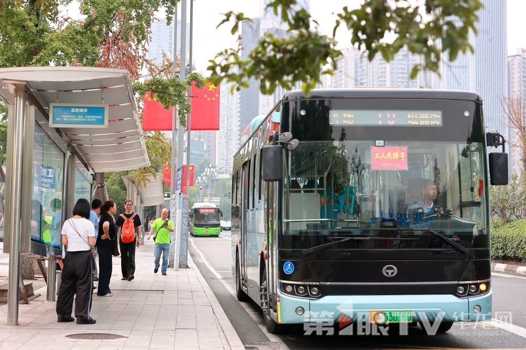 这一抹抹鲜艳的“中国红”，不仅装点着城市容颜，更点燃了人们心中的家国情怀。第1眼TV-华龙网记者 罗盛杰 摄