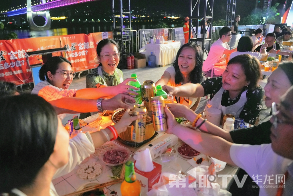活动现场，江风拂面，市民品火锅畅饮。第1眼TV-华龙网记者辛飞摄