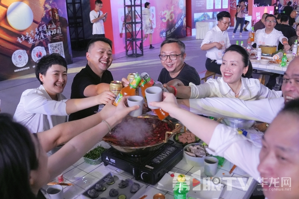 活动现场，江风拂面，市民品火锅畅饮。第1眼TV-华龙网记者辛飞摄