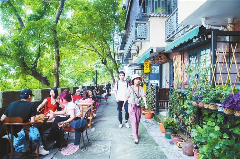游客在戴家巷感受独特街巷文化。资料图片