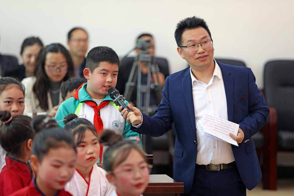2025年3月27日，重庆市彭水苗族土家族自治县鹿鸣乡举行“诗意鹿鸣•词韵飘香——2025鹿鸣书院首届诗词大会主题活动”。孩子们正在认真开展诗词问答竞赛。 (1)
