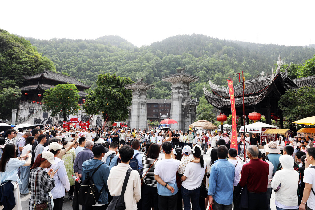 蚩尤九黎城游人如织。记者 谢云芳 摄影