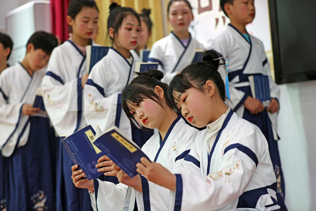 2025年3月27日，重庆市彭水苗族土家族自治县鹿鸣乡举行“诗意鹿鸣•词韵飘香——2025鹿鸣书院首届诗词大会主题活动”。孩子们正在认真开展诗词朗诵展演。 (4)