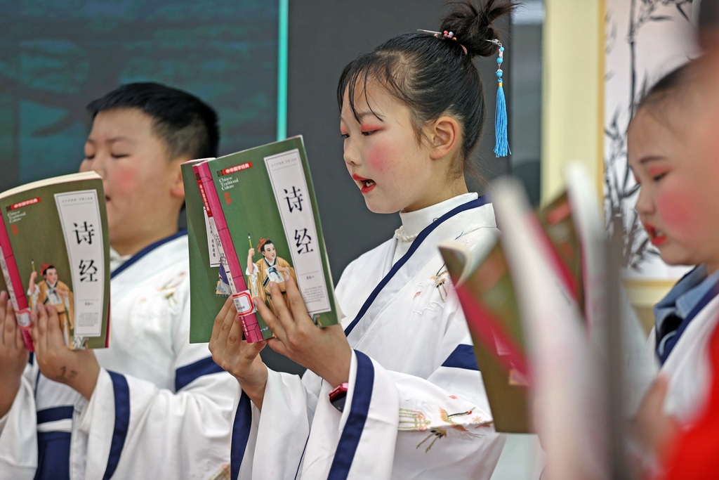 2025年3月27日，重庆市彭水苗族土家族自治县鹿鸣乡举行“诗意鹿鸣•词韵飘香——2025鹿鸣书院首届诗词大会主题活动”。孩子们正在认真开展诗词朗诵展演。 (3)