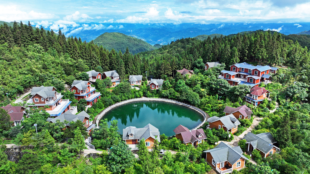 2023年8月13日，在重庆市彭水苗族土家族自治县阿依林海景区，碧水青山与独特的苗家建筑，构成一幅幅壮美的乡村画卷，美不胜收。+(5)