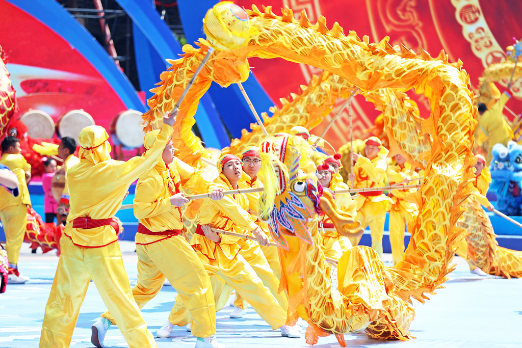 2025年4月28日上午，在重庆市彭水苗族土家族自治县蚩尤九黎城，苗族同胞正在这里进行舞龙展演。 (1)