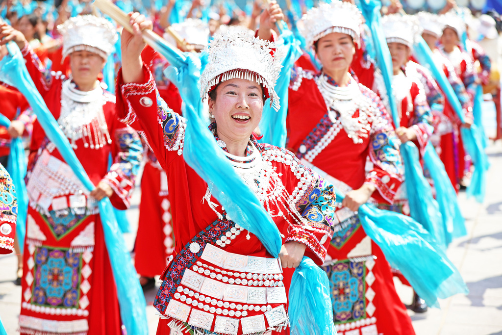 2025年4月28日上午，在重庆市彭水苗族土家族自治县蚩尤九黎城，苗族同胞正在这里跳踩花山。 (6)