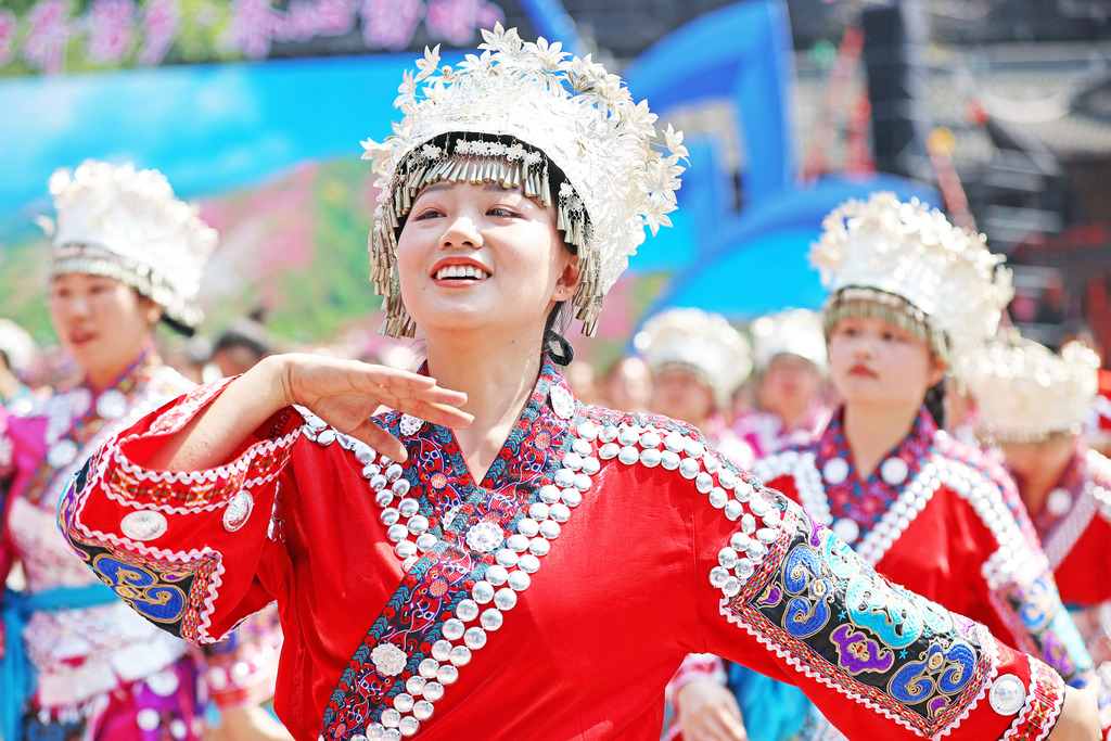 2025年4月28日上午，在重庆市彭水苗族土家族自治县蚩尤九黎城，苗族同胞正在这里跳踩花山。 (13)
