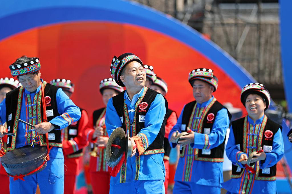 2025年4月28日上午，在重庆市彭水苗族土家族自治县蚩尤九黎城，苗族同胞正在这里展示非物质文化遗产“苗家打闹”。