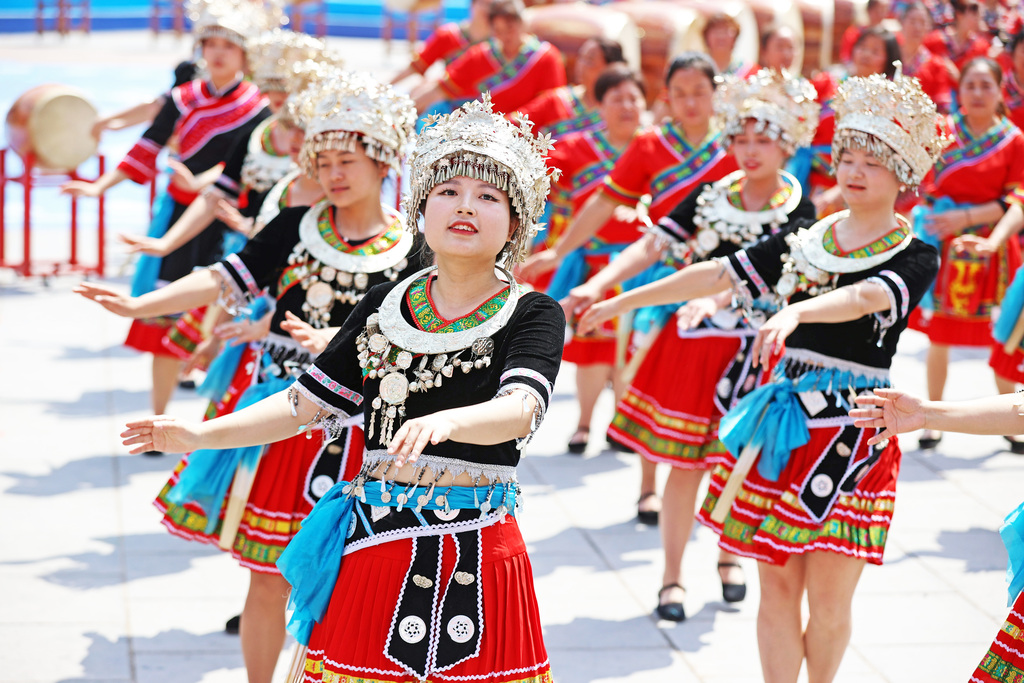 2025年4月28日上午，在重庆市彭水苗族土家族自治县蚩尤九黎城，苗族同胞正在这里跳踩花山。 (5)