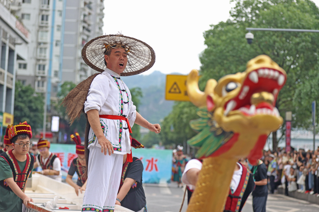 2025年5月30日，重庆市彭水苗族土家族自治县举行端午非遗大巡游活动。图为龙舟表演队正在演唱龙舟号子。