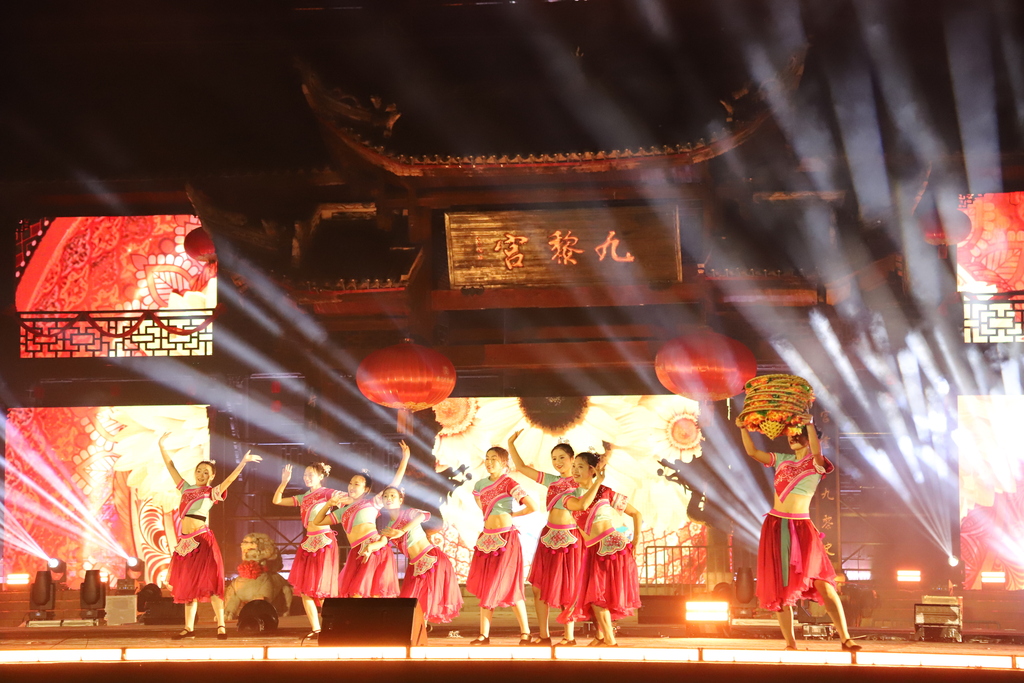 “千年苗韵·夜游九黎”活动现场。记者 谢云芳 摄影